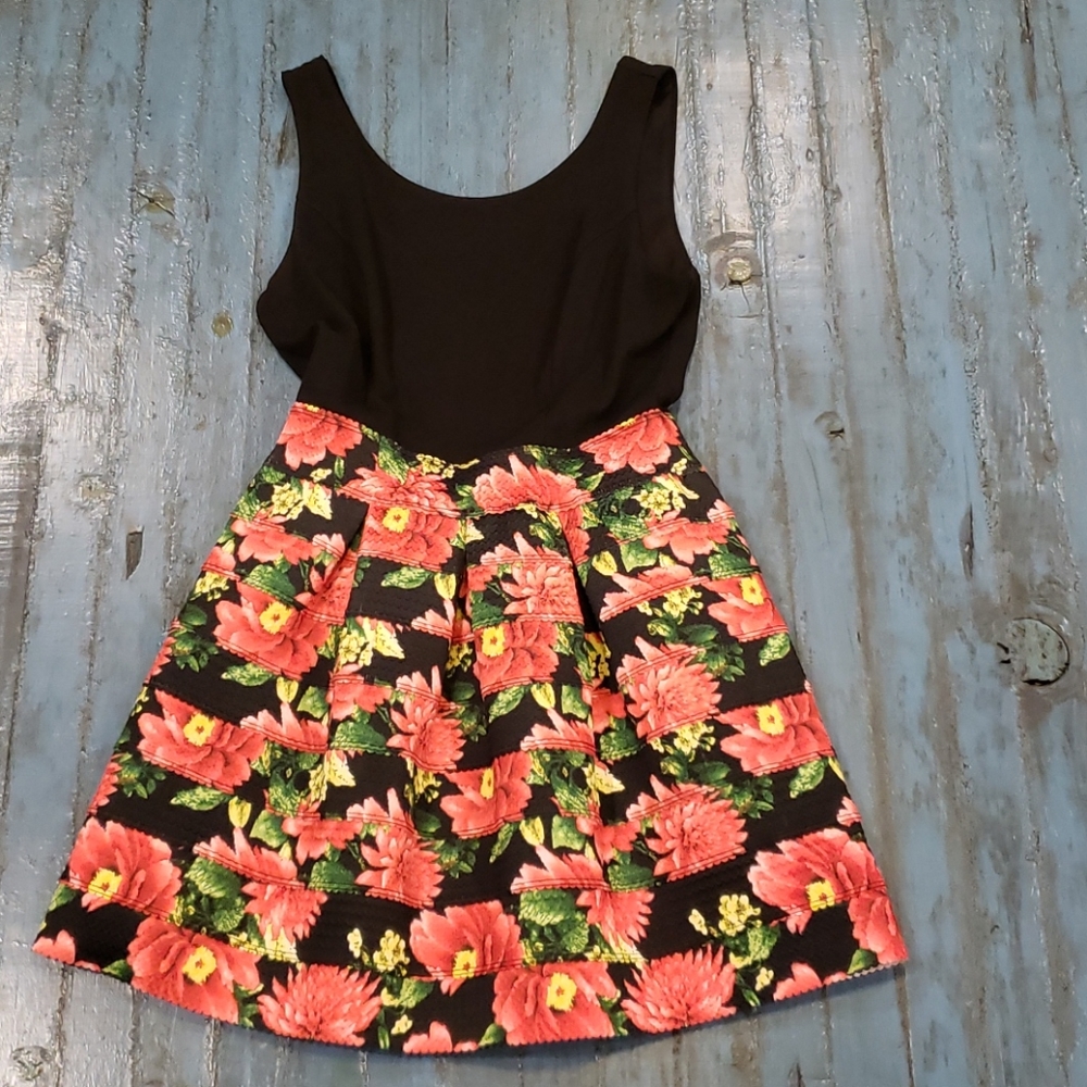 🌺Black and Floral Mini Dress